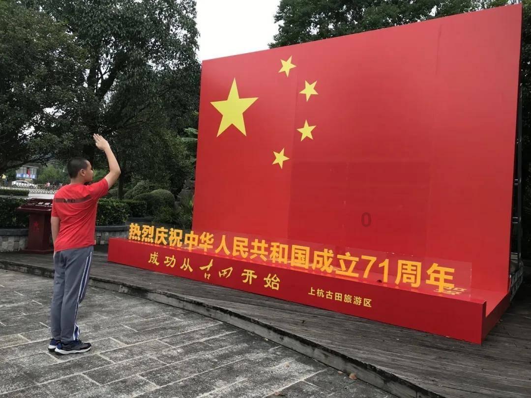 纯电车都长一个样？奔驰C级纯电版撞脸国产新势力，少了许多气质